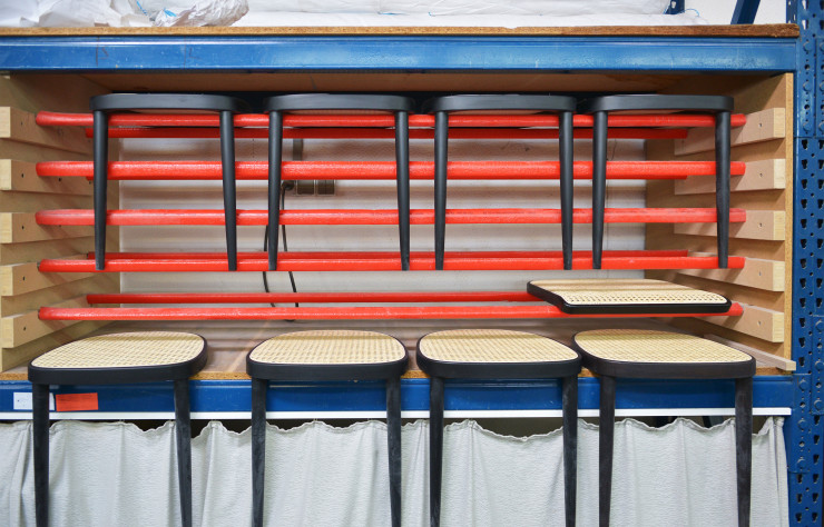 Très à la mode, le cannage connaît une forte demande : du coup, le rotang (ou rotin en VF), la plante exploitée, est souvent coupé avant maturité, ce qui le rend plus fragile.