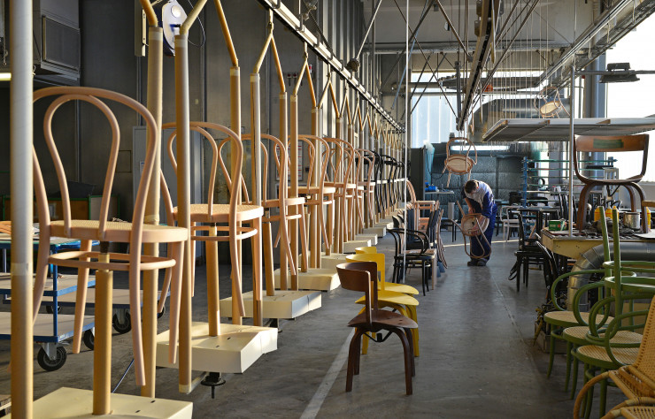 Cette série de chaises N° 214 s’apprête à recevoir une laque transparente de protection.