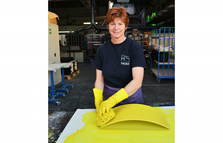 La pose de la couleur est manuelle.