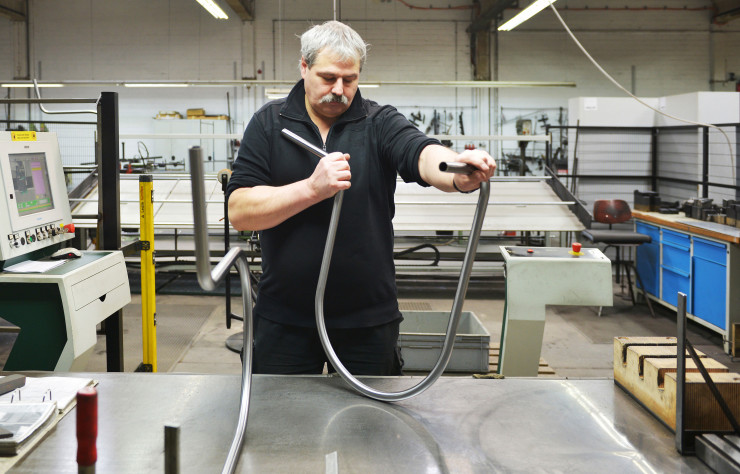 Les structures en acier tubulaire sont courbées à la machine mais chacune est vérifiée et corrigée à la main.