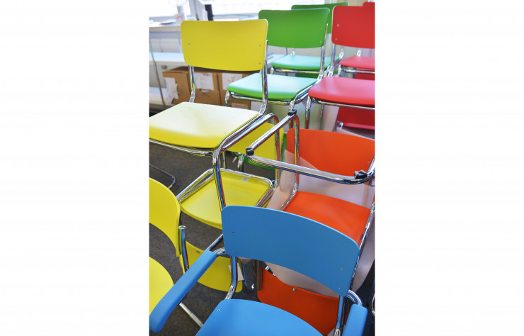 L’assise S43, de Mart Stam, est un exercice d’épure et de simplicité. Elle se décline en 11 teintes.