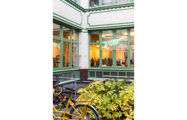 Implanté dans une cour de Kreuzberg, VooStore distribue des labels connus ou plus confidentiels, traduisant une vision personnelle de Berlin à travers des choix d’objets locaux et internationaux. L’occasion aussi d’y goûter un café maison, un thé artisanal et des pâtisseries fraîches.