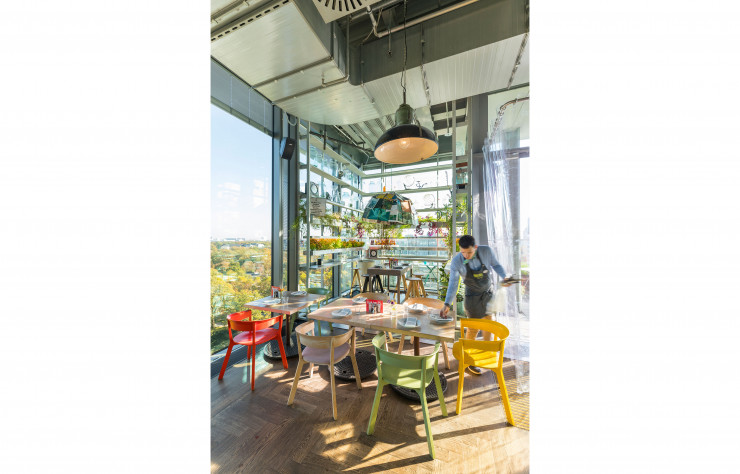 Le Neni – comme Nuriel, Elior, Nadiv et Ilan Molcho, une famille au service d’une cuisine accordant influences méditerranéennes, persanes et autrichiennes – offre une vue panoramique sur les lumières et le zoo de la ville.