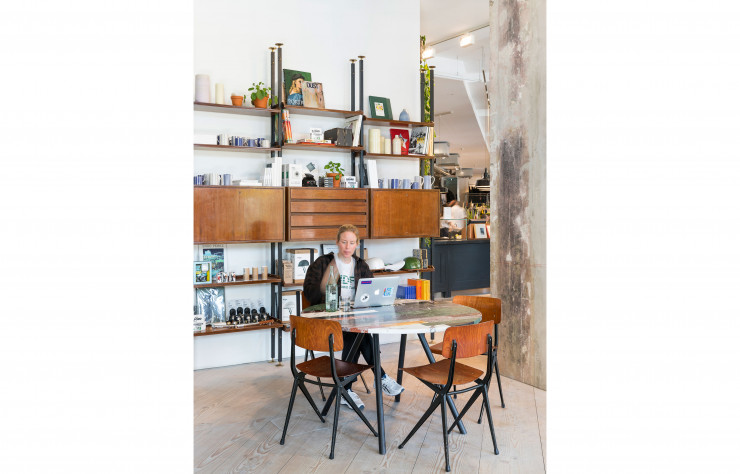 L’aéroport Tempelhof a cessé son activité aérienne en 2008. Aujourd’hui, les riverains l’ont investi pour en faire un espace de liberté. Quelques vestiges subsistent de l’époque où il représentait le troisième plus grand bâtiment au monde en termes de superficie, accueillant jusqu’à six millions de passagers par an…