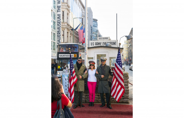 L’incontournable Checkpoint Charlie, ex-poste-frontière entre l’Est et l’Ouest, sert aujourd’hui de cadre pour les photos des touristes.