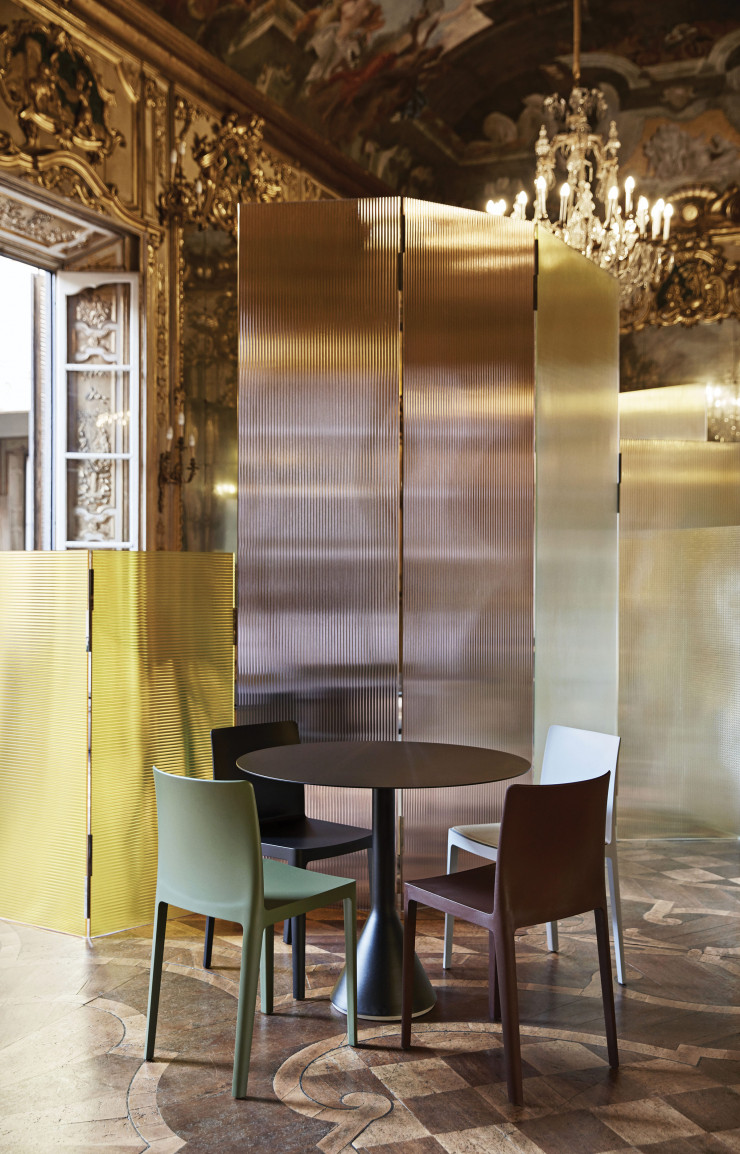 La nouvelle chaises des Bouroullec habille un paravent de chez Glas Italia.