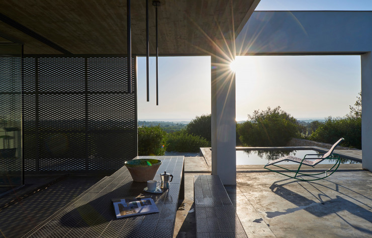 Ici, tout est conçu pour vivre dehors, près de la nature, le couple ayant choisi d’annuler les limites entre intérieur, extérieur et paysage environnant.