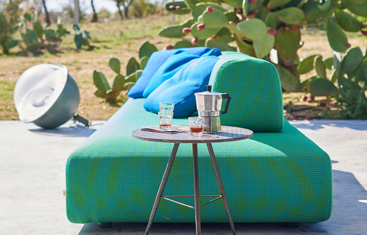 Amandiers et succulentes constituent la toile de fond de l’espace de repos extérieur. Canapé outdoor Orlando, design Claesson Koivisto Rune (Paola Lenti). Lampe au sol issue d’un réverbère des années 70 chinée à Milan. Table en métal et pierre de lave réalisée sur mesure.