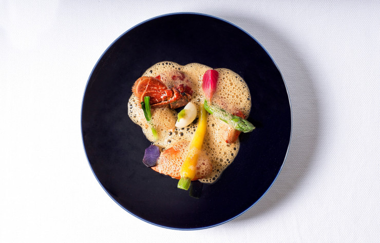Civet gourmande de homard, petits légumes de saison et raviole de champignon.