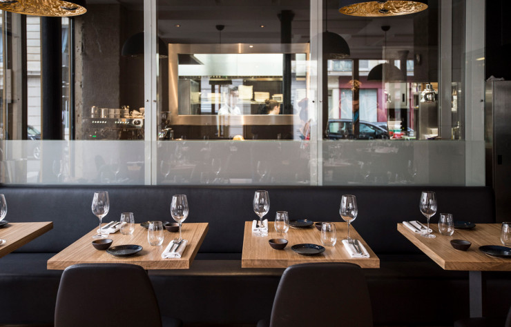 La salle avec vue sur les cuisines…