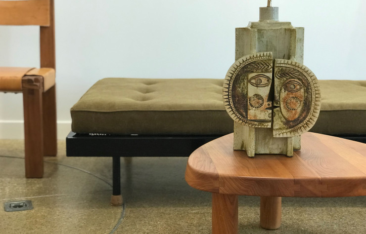 Galerie Desprez-Bréhéretur : sur la table basse de Pierre Chapo, lampe Lune et Soleil de Roger Capron et Jean Derval.