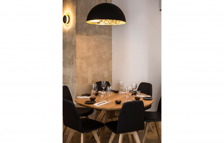Chêne blond, murs blancs, staff ocre et grandes baies vitrées, le tout saupoudré de noir mat : c’est la recette déco de Baieta, le restaurant ouvert par Julia Sedefdjian.