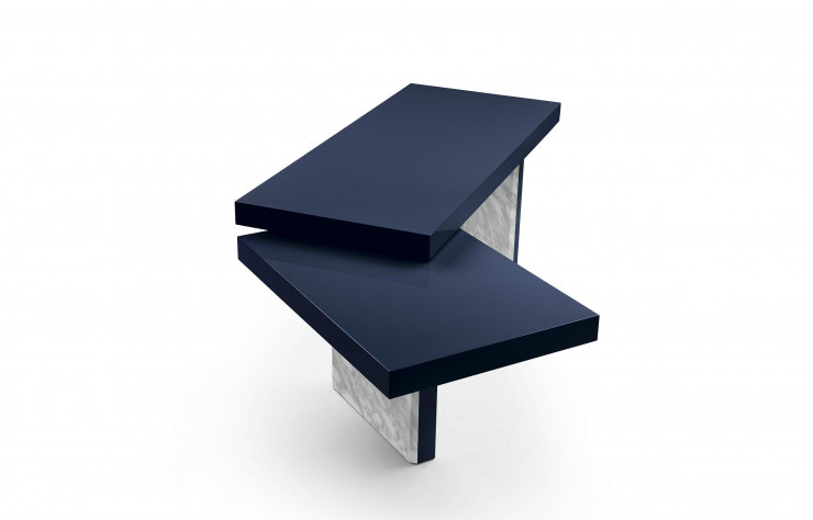 Le chicissime bureau Benjamin (Flexform) et ses plateaux laqués superposés tandis que ses montants se parent de marbre.