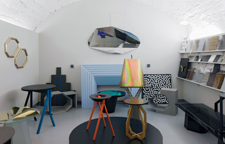 Au sous-sol, les créations de Victoria Wilmotte exposées donnent une idée du profil de son label VW Factory. Magnifique manteau de cheminée bleu ciel réalisé pour un particulier, tables, miroir réalisé pour ClassiCon, revêtements pour l’architecture, lampes, sols azimutés. On pense à elle si on veut des couleurs subtiles et des objets graphiques aux contours très nets.