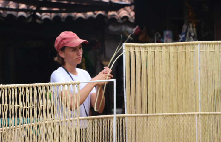 La jeune designer Julie Richoz en pleine confection d’un Palm Screen, un projet conçu dans la résidence artistique de Casa Wabi au Mexique, dans la région d’Oaxaca.