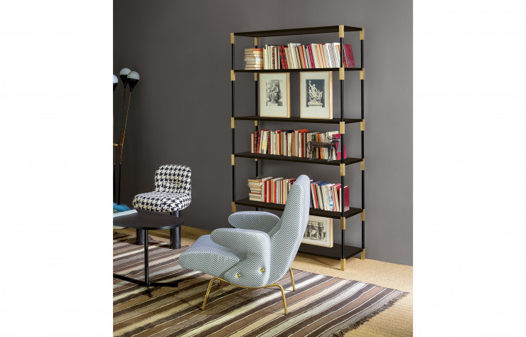 Fauteuil Delfino (1954), design Erberto Carboni, petit fauteuil Botolo (2014), design Cini Boeri, table basse Island (2013) et étagère Match (2015), design Bernhardt & Vella.