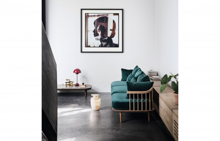 Sofa et table basse Fly de Space Copenhagen (2013). Sur la table basse, lampe  FlowerPot de Verner Panton (1969).