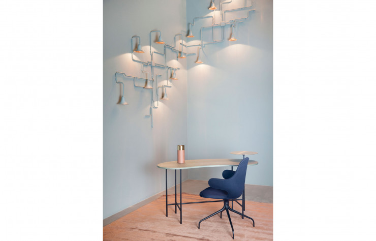 Fauteuil Catch (2014) et bureau Palette (2016), de Jaime Hayón, luminaire Light Forest (2015), d’Ontwerpduo, et tapis The Moor, d’ATWTP.