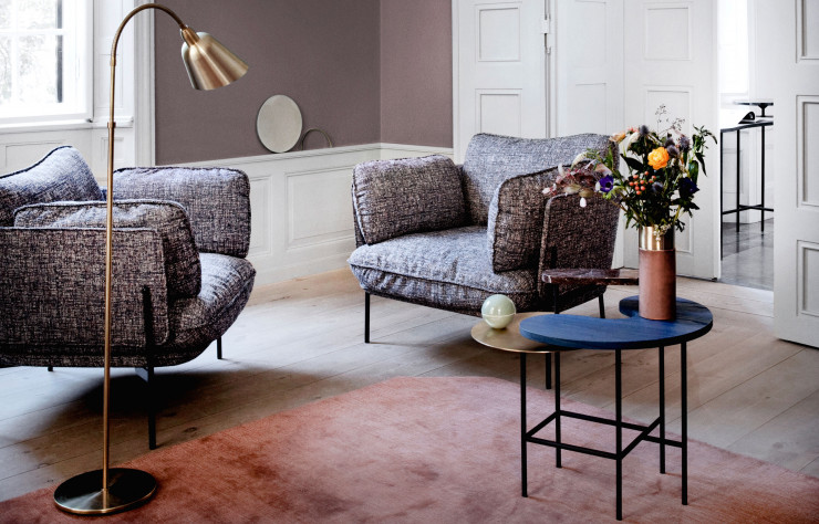 Fauteuils Cloud (2015) de Luca Nichetto, lampadaire Bellevue (1929) d’Arne Jacobsen, et vase métallique True Colour (2015) de Lex Pott sur une table Palette (2015) de Jaime Hayón (le tout, &Tradition).