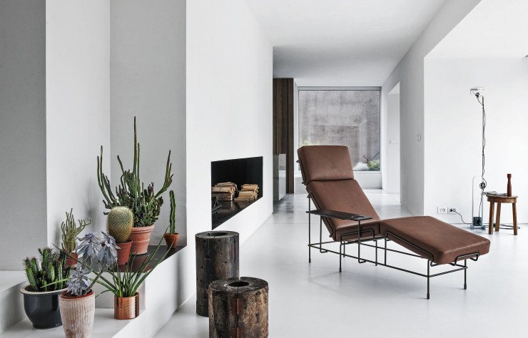 Chaise longue Traffic de Konstantin Grcic (2013), avec structure en fil d’acier et revêtement en cuir.