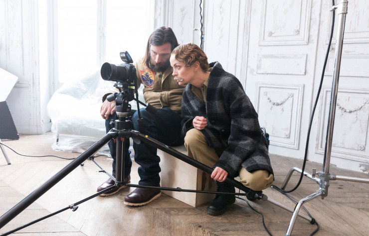 Travailler avec un assistant, lors du shooting pour IDEAT : une première pour Anja Niemi… Dans ce rôle, Remi Desclaux s’est révélé « très respectueux et très pro »