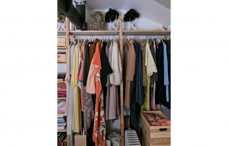 En face de sa maison des environs d’Oslo, la photographe a aménagé une cabane où elle peut entreposer tous les accessoires dont elle a besoin pour incarner ses personnages.