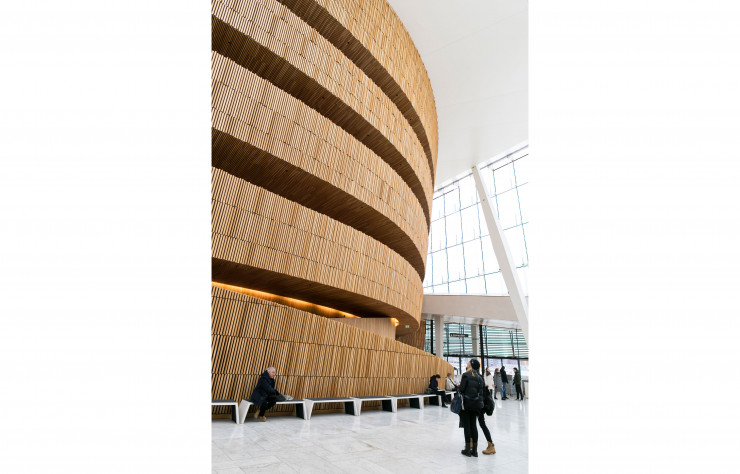 Le cœur palpitant de la salle de concert (1 350 places) de l’opéra est aménagé de galeries d’où l’on découvre, le soir venu, par transparence, la ville illuminée.