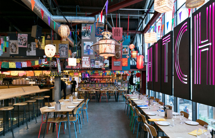 Le Mathallen Food Hall rassemble une trentaine de stands de producteurs de la région d’Oslo mais aussi des spécialités internationales ; on peut y manger à toute heure et même y prendre des cours de cuisine. (Vulkan 5.)