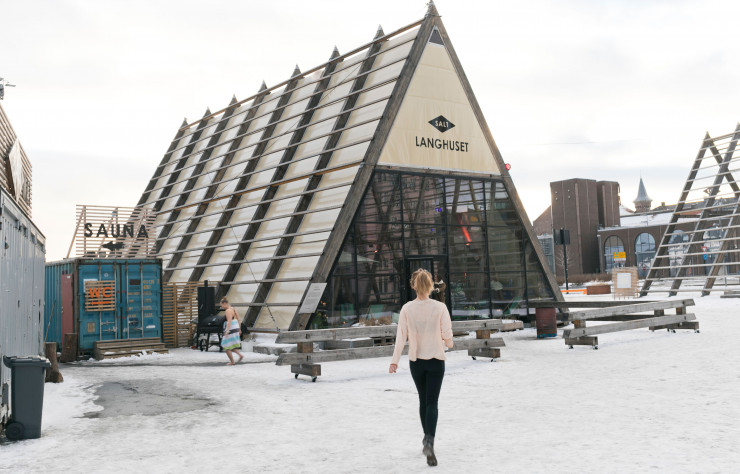 Salt mixe projet d’art nomade et sauna. Son architecture pyramidale s’inspire des anciens séchoirs à poissons. Au bord du fjord, en pleine ville, c’est l’immersion scandinave parfaite. Les plus courageux plongeront dans le fjord ou dans des tonneaux d’eau glacée.