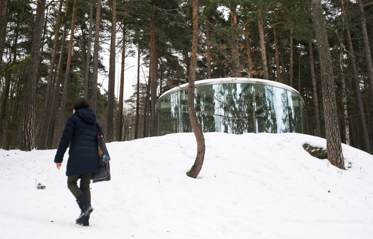 Perché sur les hauteurs d’Oslo, dans le sud-est de la ville, le vaste parc d’Ekeberg (26 hectares) accueille 31 sculptures d’artistes internationaux de la collection Christian Ringnes. Ici, le « Pavilion », de Dan Graham.