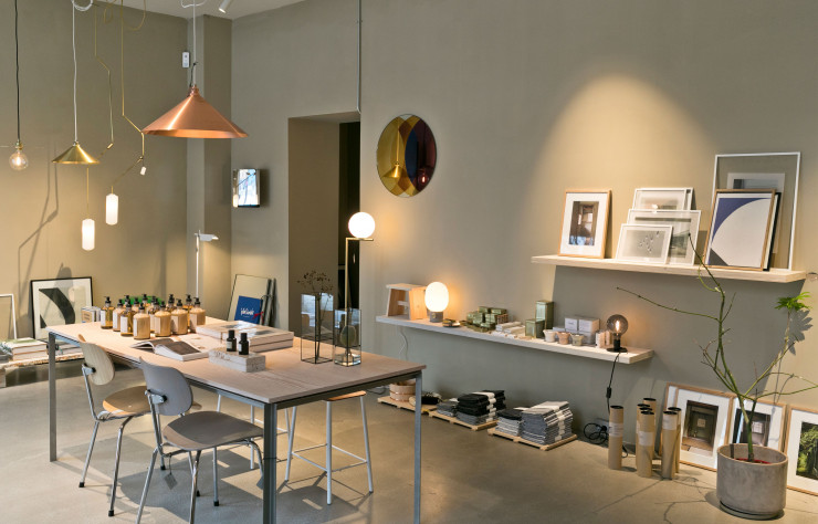 La boutique Kollekted By est en réalité l’émanation physique du studio de création d’Alessandro D’Orazio et de Jannicke Kråkvik. On y trouve la marque danoise Frama ainsi qu’une très belle sélection internationale : les savons et parfums anglais Haeckels, la vaisselle Ichendorf, les bougies Ann Ringstrand, les textiles en lin Karin Carlander, les vêtements en coton Aure Studio… et les bougeoirs en laiton du jeune Fredrik Bull, qui nous a reçues. « Je ne connais pas les propriétaires, mais je trouve leur sélection parfaite, dit Anja. Je mets toujours sur ma liste de Noël des objets qui viennent de chez eux. On a l’impression de les avoir depuis toujours… et qu’ils dureront toujours. » (Schous Plass 7 A.)