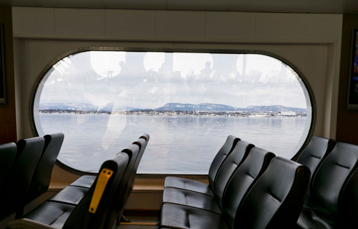Au départ du quartier d’Aker Brygge, les ferrys desservent les îles du fjord d’Oslo : Hovedøya, Lindøya, Nakholmen, Bleikøya, Gressholmen et Langøyene. Aires de baignade très fréquentées en été, ces îles sont aussi de petits paradis pour amateurs de ski de fond ou de randonnée l’hiver, car elles ne sont qu’à une demi-heure du centre.