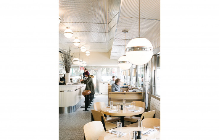 Situé dans le quartier de Chelsea, le mythique Empire Diner ravit aussi bien par son décor de métal hypercinégénique que par son menu élaboré par le chef John DeLucie.