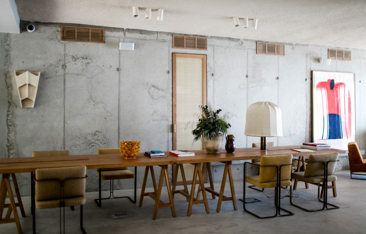 A l’Hôtel des Roches-Rouges, près de Sait-Raphaël, Be-pôles a signé l’agencement intérieur mais aussi l’identité graphique, le choix du mobilier vintage et des œuvres d’art…