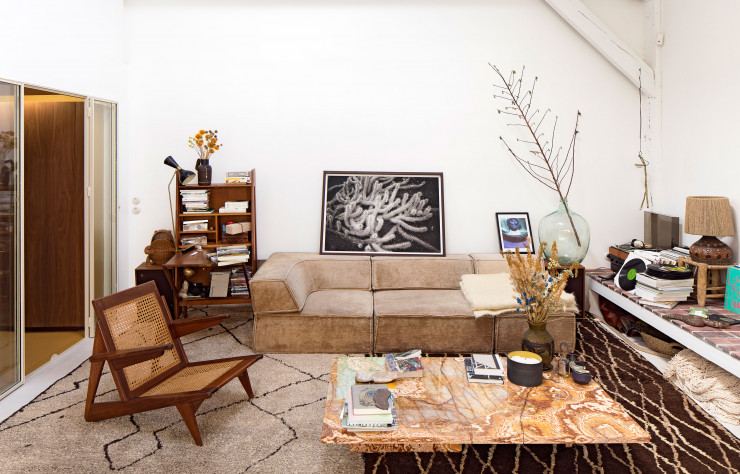 Le coin salon : tapis berbères, fauteuil style « Chandigarh », secrétaire à abattant de René-Jean Caillette (1954) et lampe en faïence de Georges Pelletier (années 70).