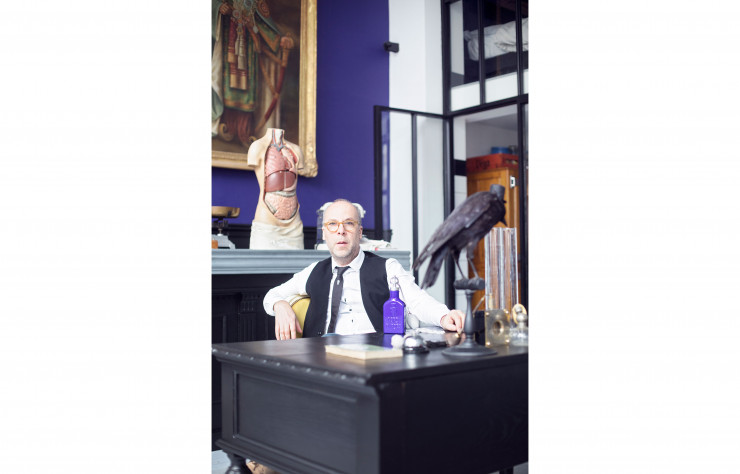Posé sur le bureau, devant Hervé, un prototype du flacon de parfum à tête de mort lancé fin septembre 2018. Le parfum est déjà disponible en vaporisateur de poche 12,5 ml.