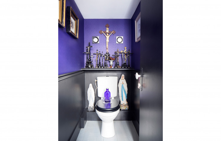 Si, avec ses objets religieux à l’effigie de la Vierge et ses crucifix, les toilettes n’ont pas échappé à l’influence décorative du Lord of Barbès, on retrouve ailleurs poupons d’occasion en plastique, masques de théâtre, collections de poupées anciennes, de bouteilles d’apothicaires et de vieilles horloges.