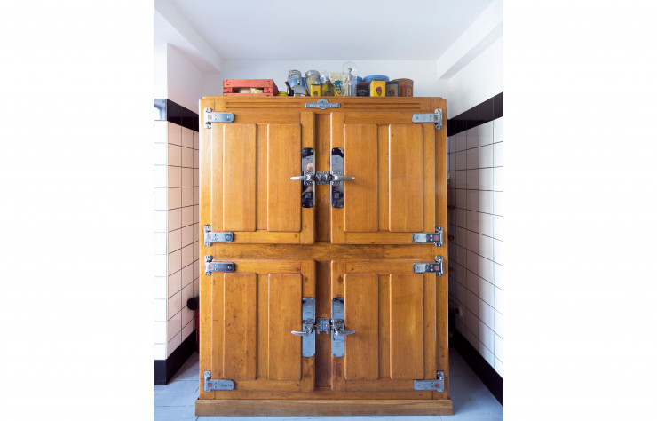 Une ancienne chambre froide américaine de marque Kelvinator. On y trouve du gin bien frais, tout ce qu’il faut pour préparer de bons cocktails et du saucisson pour accompagner.
