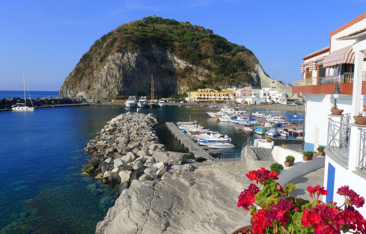 Le petit port ensoleillé et coloré de Sant’Angelo.