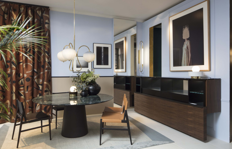 Le triple lustre « China 03 » surplombe la table « Materic » de Piero Lissoni et les chaises « Voyage » de GamFratesi.