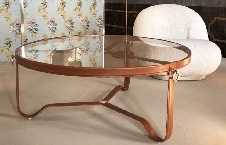 Derrière la table basse de Jacques Adnet, développée à partir des années 1950, le fauteuil « Pacha », dessiné par Pierre Paulin en 1975.