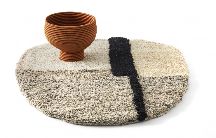 Pot « La Che », sur un tapis « Nudo » (2016) de la collection « Ames Sala by Sebastian Herkner ».