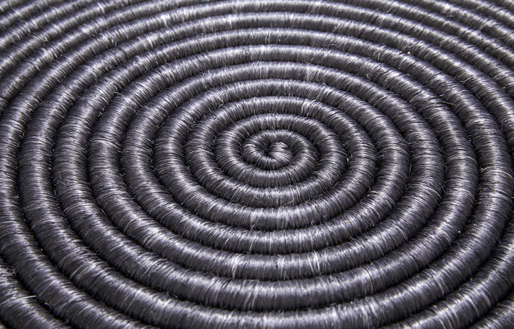 Artisanale et végétale, la teinture offre son caractère unique à chaque pièce.