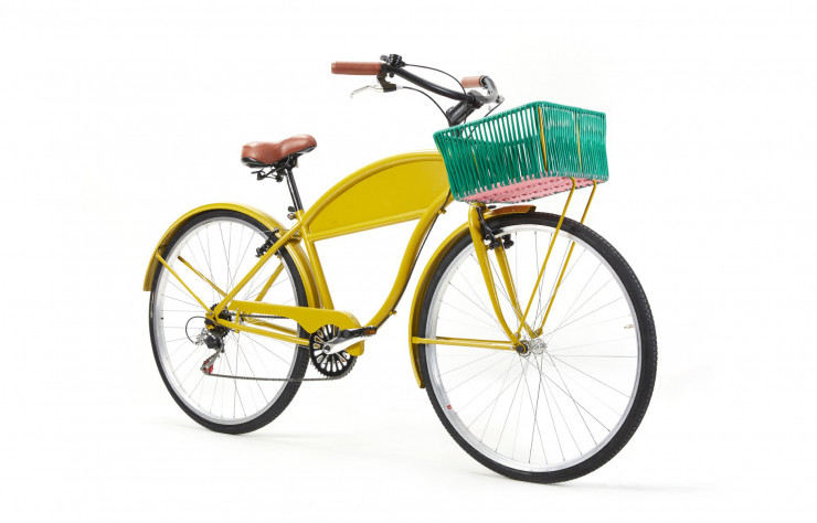 Vélo « Bici », disponible dans quatre combinaisons de couleurs issues de la collection « Caribe ».