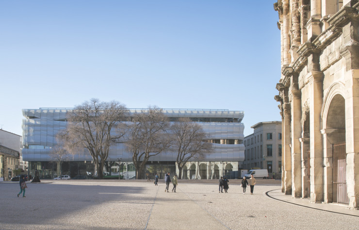 En face de l’amphithéâtre, le musée établit un dialogue audacieux entre architectures antique et contemporaine.