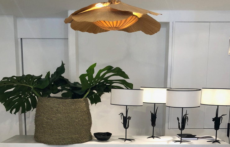 Lustre Uchiwa d’Ingo Maurer (circa 1970) et lampes Poule de Jean Touret avec les artisans de Marolle.