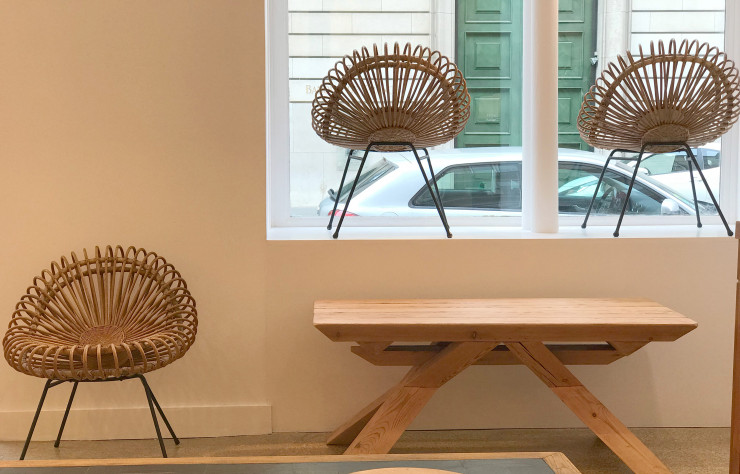 Chaises Corolle d’Abraham & Rol, table basse de Dominique Zimbacca.