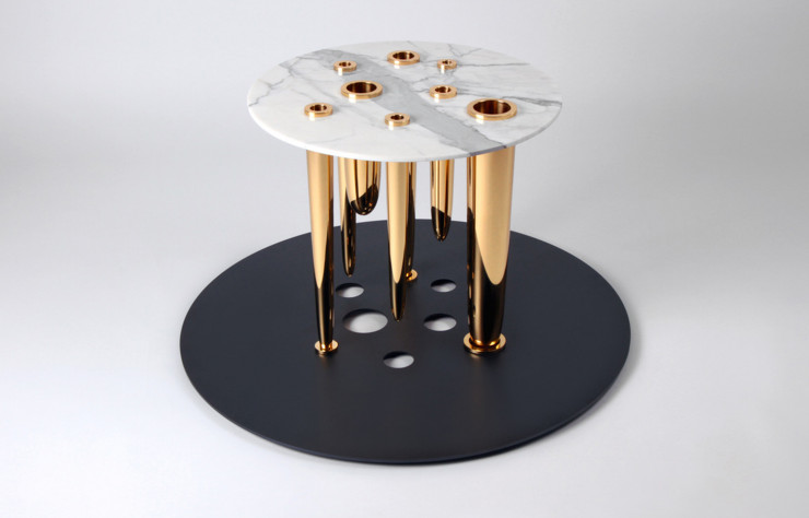 Table Glory Hole ponctuée de soliflores en laiton.