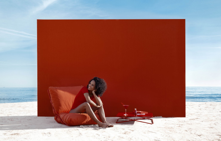 Le fauteuil Valentina signé Alejandra Gandía-Blasco, sœur de José Antonio : une assise bien rembourrée, au ras du sol, soutenue par une fine structure tubulaire.