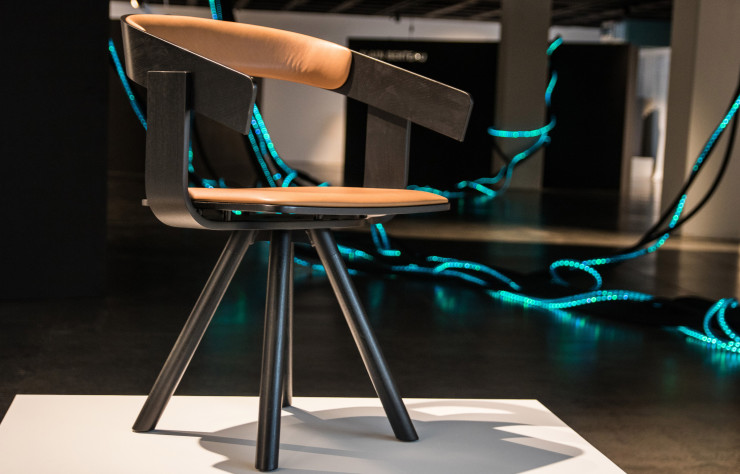 La chaise Buzzifloat (Buzzispace) incarne le présent pour Alain Gilles…